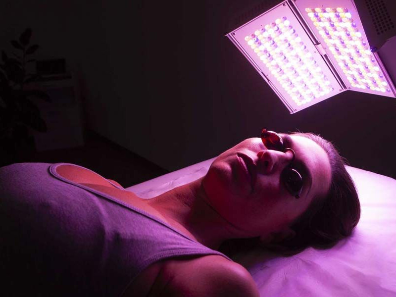 LED Lichttherapie - Gesichtsverjüngung in Javea mit Dr. Caroline Carbasse